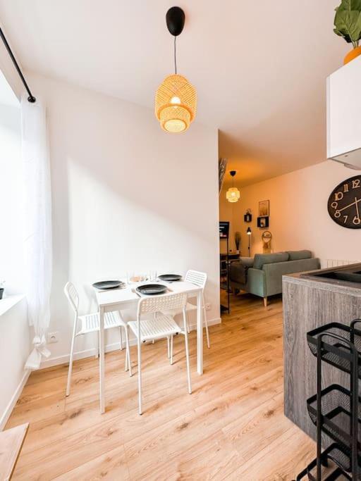 Nouveau ** Le Raffine Au Coeur De Guingamp ** Parking Exteriér fotografie