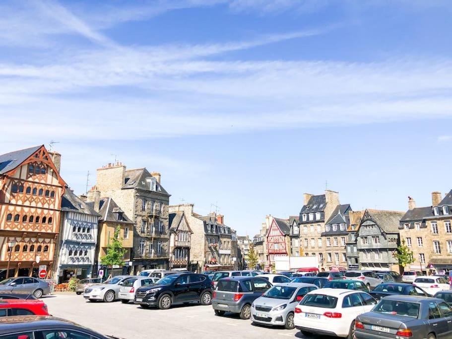 Nouveau ** Le Raffine Au Coeur De Guingamp ** Parking Exteriér fotografie
